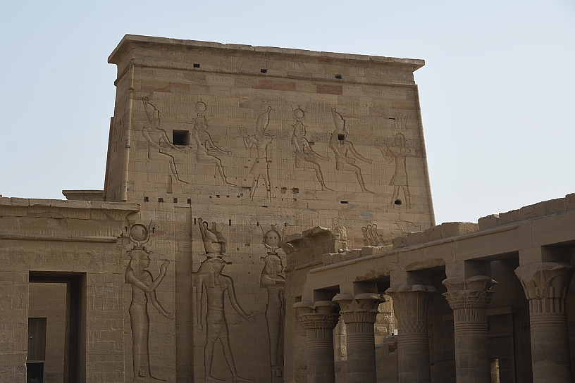 06 MAK_6435.jpg - Il re compie questo atto rituale al cospetto delle principali divinità del culto locale, Iside, Horus e Nefti (la sorella più giovane di Iside). Sopra la scena principale, sono presenti rilievi più piccoli dove il re appare nuovamente mentre fa offerte agli dei.